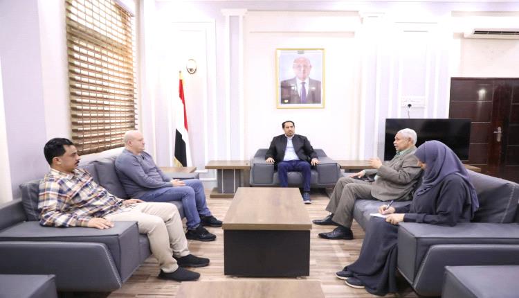 وزير الشباب والرياضة يلتقي مدرب المنتخب الوطني الأول نور الدين ولد علي 