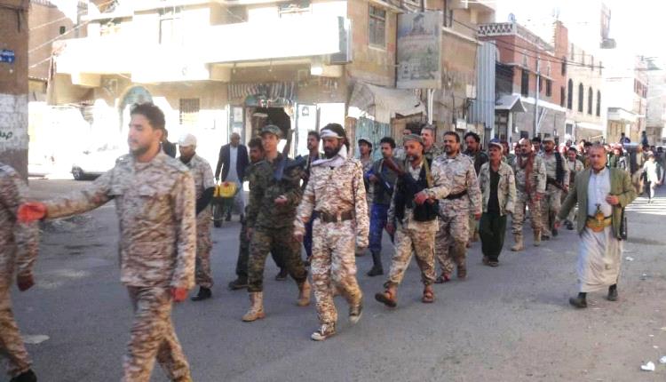 استعراضات مسلحة حوثية في صنعاء وتعزيزات نحو الحديدة
