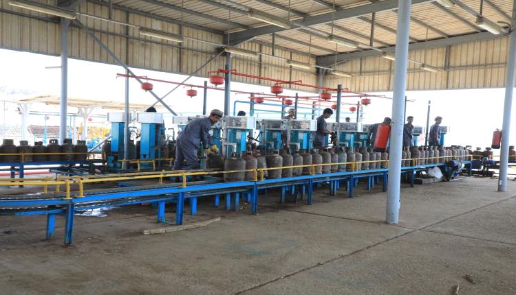 صحفي يكشف تورط منشأة "بروم" في تحويل مخصصات المواطنين لمحطات تجارية 