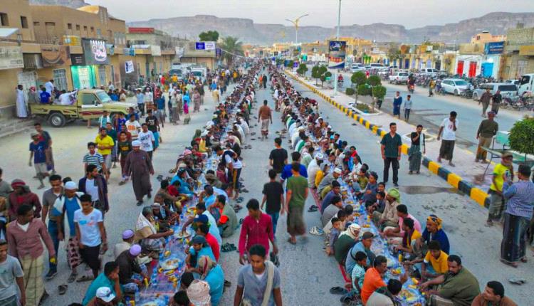 مائدة “تريم الكبرى” تجمع آلاف الصائمين في إفطار جماعي يعزز قيم ال..