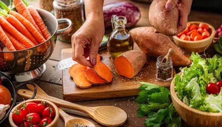 الجزر ليس وحده مفيدًا للعين.. 4 أطعمة أخرى تحمي البصر