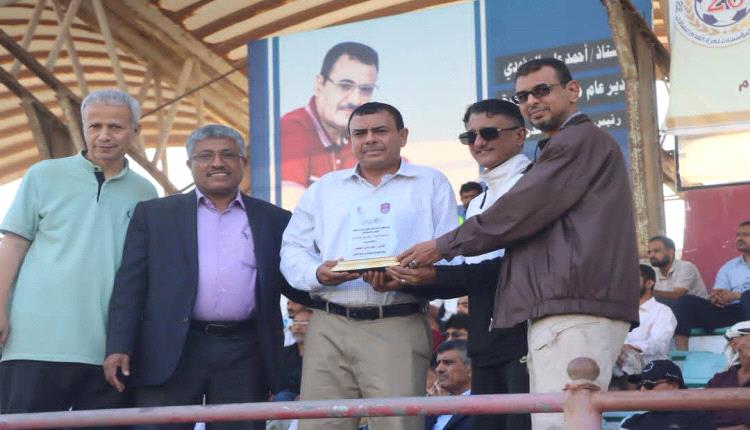 إدارة نادي اهلي عدن تمنح ذرع التقدير للبنك الاهلي 