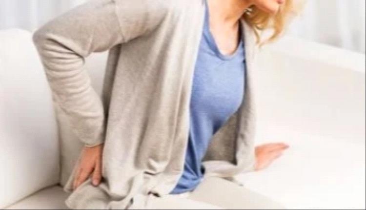 آلام الظهر الناتجة عن حصوات الكلى.. وطرق العلاج