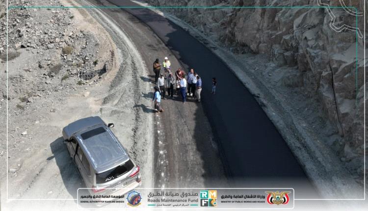 بتوجيهات وزير الأشغال: استمرار سفلتة طريق الشهيد أبو اليمامة في يافع