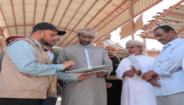 وكيلا محافظة المهرة يشهدان تسليم موقع مشروع تأهيل سوق الخضار المركزي بالغيضة