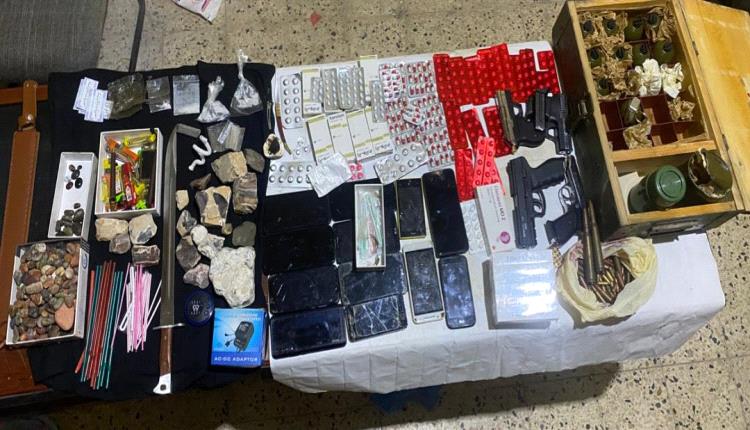 الإطاحة بأحد أخطر مروّجي الشبو والحبوب المخدرة والحشيش في حي السلام بالمكلا وبحوزته قنابل وأسلحة
