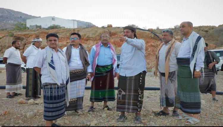 كبار المسؤولين في الحكومة السابقة يجتمعون في أرياف المكلا