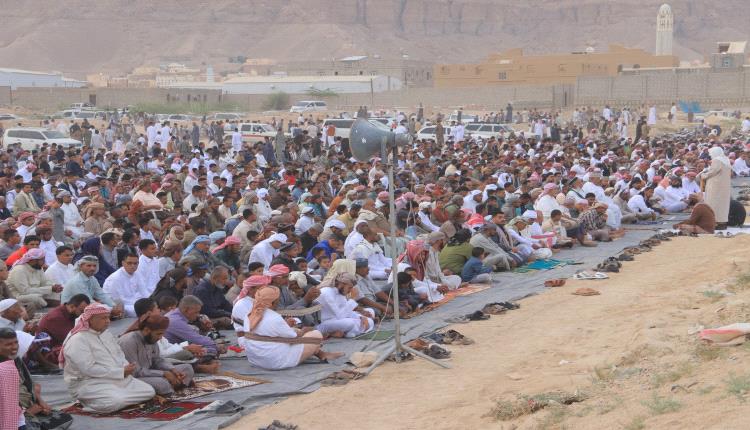 مدير عام شبام يؤدي صلاة عيد الفطر بمصلى "المقالب" مع جموع المصلين ويتلقى تهاني المواطنين بالعيد