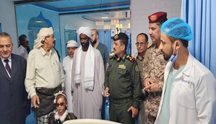 وكيل محافظة شبوة وقائد محور عتق ومدير عام الشرطة يقومون بزيارة عيدية للمرضى بمستشفى الهيئة 
