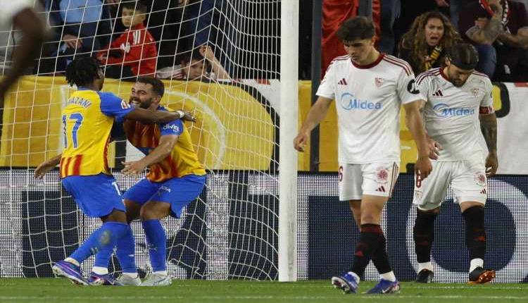 فالنسيا يقهر إشبيلية بثنائية في الدوري الإسباني