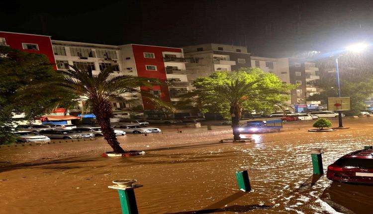 يحدث الآن .. أمطار غزيرة على العاصمة عدن .. رئيسي المعلا يغرق