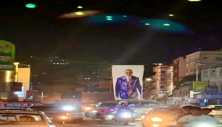 رغم توجيهات بمنعها... رفع صور الرئيس القائد "عيدروس الزُبيدي" في عاصمة حضرموت 
