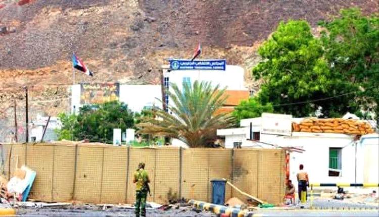 قوات من المنطقة العسكرية تنسحب من منزل الرئيس عيدروس الزُبيدي 