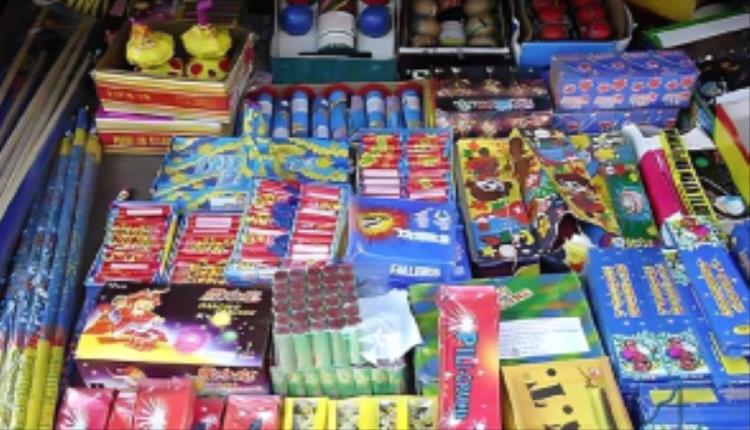 تجار حوثيون يغرقون صنعاء بأصناف من الألعاب النارية الخطرة
