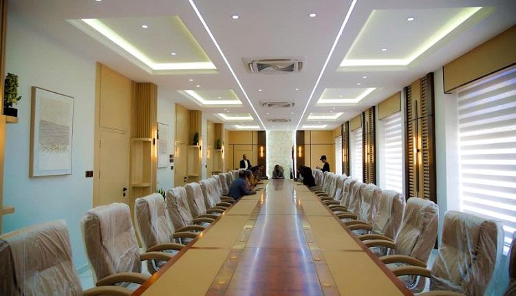 محافظ شبوة يقف على خطط تطوير هيئة مستشفى شبوة ومشروع قاعة الاجتماعات الكبرى