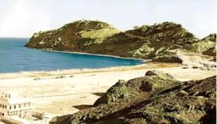 عقب عطلة أيام العيد.. أهالي كريتر ينظرون إلى شاطئهم من خلف أسوار المعاشيق