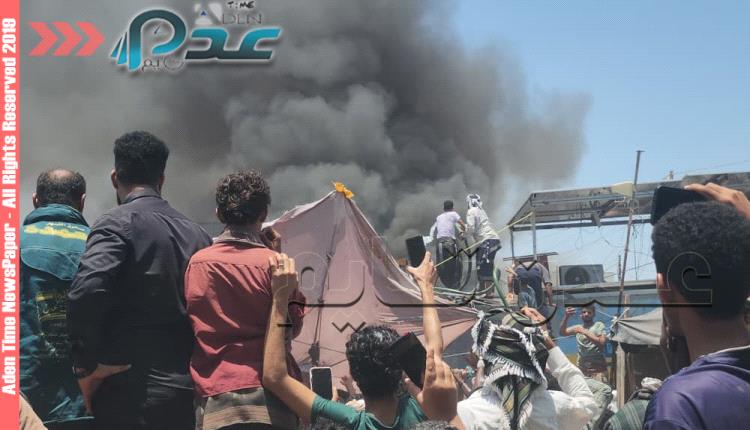 بالصور.. حريق ضخم يلتهم محلات تجارية في سوق الفيوش بمحافظة لحج
