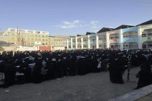 طوابير الجوعى في مناطق سيطرة الحوثيين تثير فزع اليمنيين
