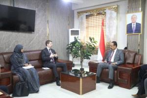 وزير الأشغال العامة يبحث مع مكتب المبعوث الأممي دعم مشاريع الطرق في المحافظات