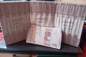 مرتبات "منبوذة".. الموظف في مواجهة لعنة الـ 100 ريال وسوق يرفض العملة الوطنية