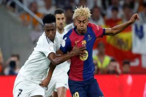 بعد تصريحات مثيرة عن الريال وبرشلونة.. عقوبة فورية ضد حكم بالليجا