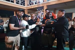 شمسان يتوج بطلا لبطولة الملاكمة بالعاصمة عدن بنسختها السادسة ويواصل تفوقه على خصمه