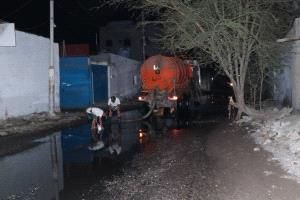 أعمال شفط مياه المجاري متواصلة في المنصورة بعدن