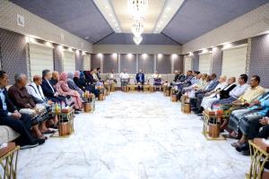 بحضور وزير التربية والتعليم العبادي.. رئيس الوزراء الزنداني يلتقي برؤساء جامعات وأكاديميين وتربويين
