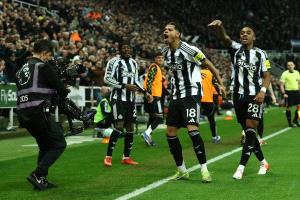 نيوكاسل بعشرة لاعبين يصعق مانشستر يونايتد بثنائية مثيرة