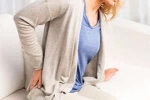 آلام الظهر الناتجة عن حصوات الكلى.. وطرق العلاج