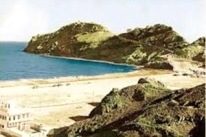 عقب عطلة أيام العيد.. أهالي كريتر ينظرون إلى شاطئهم من خلف أسوار المعاشيق