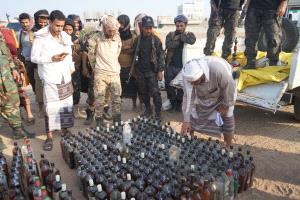 لحج.. نيابة تبن تتلف 354 قنينة خمر ضبطتها إدارة مكافحة المخدرات