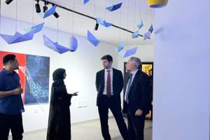 في عدن .. معرض فنانة تشكيلية يلفت نظر سفير الاتحاد الأوروبي