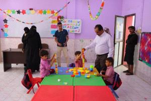 مدير عام خور مكسر يتفقد روضة الأمل ويقدم حقائب مدرسية للأطفال الخريجي من الفئة الكبرى 
