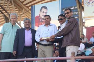 إدارة نادي اهلي عدن تمنح ذرع التقدير للبنك الاهلي 