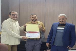 رئيس مصلحة الأحوال المدنية اللواء محمد بهارون يكرّم الشاب أمجد شاكر نظير جهوده المبذولة في تحسين جودة العمل