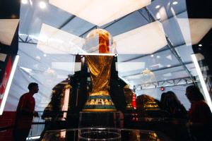 «فيفا» يعلن أن «كأس العالم» مصدر دخله الرئيسي... ويدعو إلى السلام