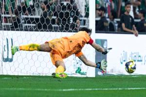 بونو يتفوق على ميندي ويقود الهلال لنهائي كأس الملك السعودي على حساب الأهلي