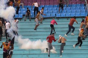 الأمن المصري يتدخل بقوة.. اشتباكات بين جماهير الجيش الملكي والترجي