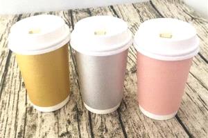 تحتوى على مواد كيمائية... تعرف على خطورة الأكواب الورقية