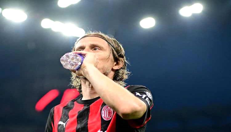 مودريتش يعتزم تمديد عقده مع ميلان 
