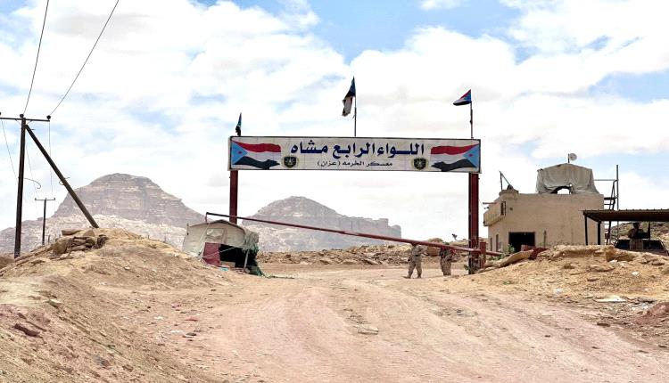 إنسحاب قائد وقوات اللواء الرابع مشاة من معسكرهم.. فتح بوابة جديدة للإرهاب 