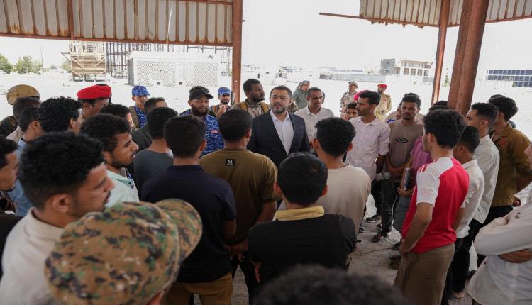 بتوجيهات المحرمي.. لجنة ميدانية تتفقد أوضاع طلاب الجامعات في معسكر بدر بعدن 