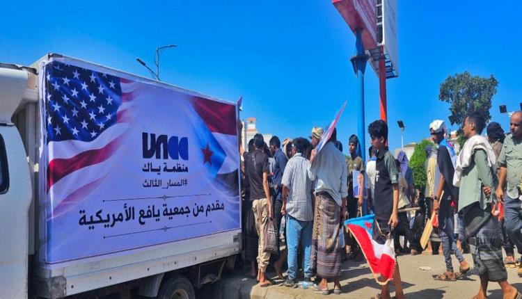 بدعم جمعية يافع الأمريكية منظمة ياك تقدم 15 ألف قنينة ماء تروي عطش الحشود في ساحة العروض 