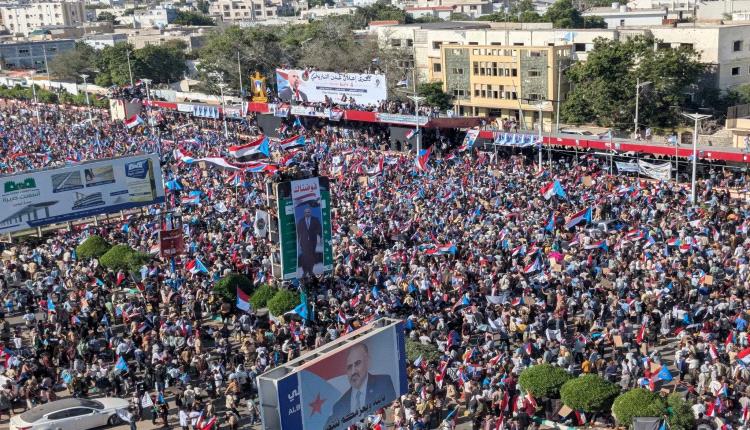 حشود غير مسبوقة .. بدء فعاليات مليونية التفويض في العاصمة عدن
