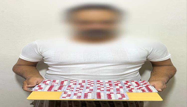 إدارة مكافحة المخدرات بعدن تلقي القبض على مروج مخدرات وبحوزته عشرة اشرطة نوع بريجبالين المجرمة حديثاً بالقانون.
