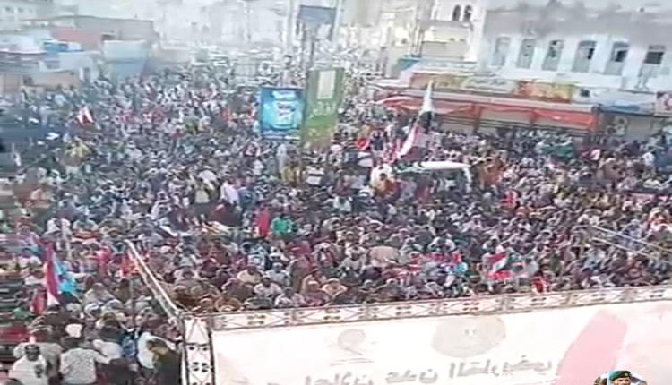صور - بدء توافد الجماهير للمشاركة في فعالية ذكرى التفويض الشعبي بالمكلا 