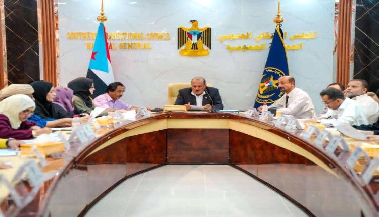 محافظات جنوبية تمضي في تجديد التفويض للرئيس الزُبيدي 
