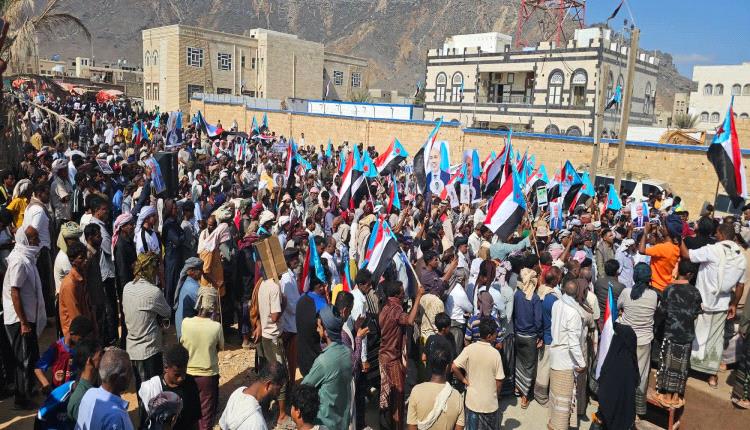 سقطرى تحيي الذكرى التاسعة لإعلان عدن بحشود جماهيرية وتجدد التفويض للرئيس الزُبيدي (تقرير + صور)