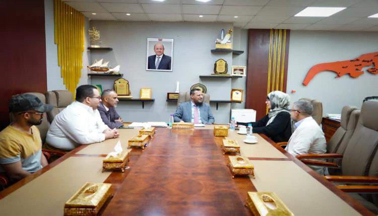 خلال لقائه بعثة دولية.. محافظ عدن يدعو إلى الانتقال من الإغاثة الطارئة إلى التنمية المستدامة